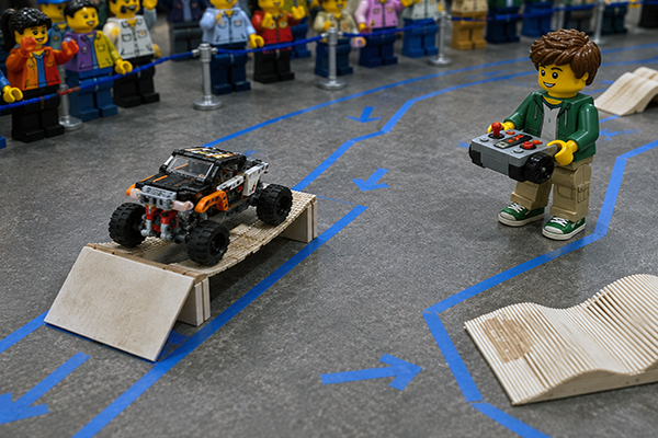 Tekma z LEGO vozilom čez ovire